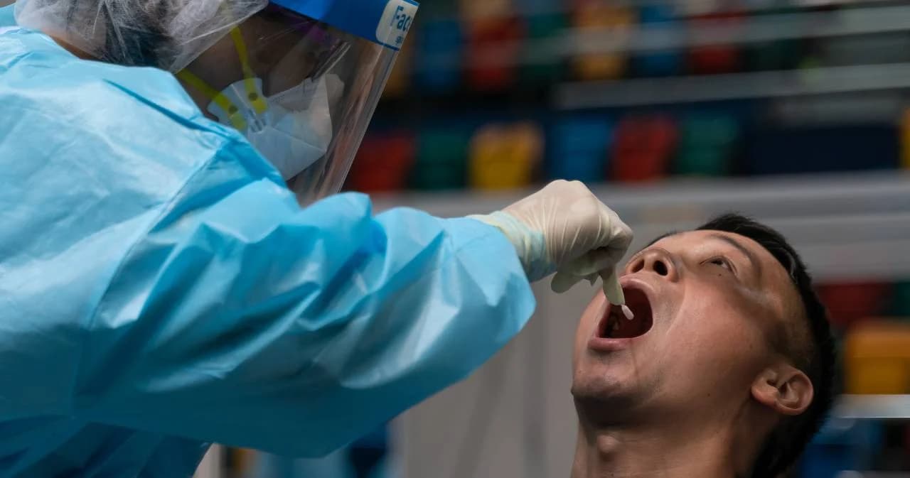 ฮ่องกงเริ่มตรวจหาเชื้อโควิดครั้งใหญ่ โดยมีทีมแพทย์จีนสนับสนุนเกิดกระแสหวั่นจีนเก็บข้อมูลดีเอ็นเอ