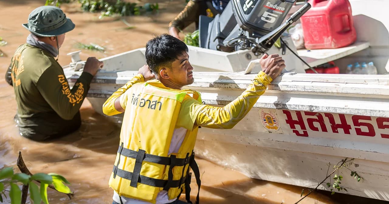 “สิงห์อาสา” จัดบิ๊กคลีนนิ่งเดย์ จ้างงานอาสาสมัครดูแลชุมชนฟื้นฟูหลังน้ำลด ที่สุโขทัย