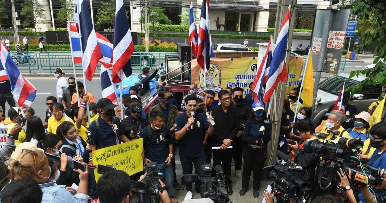 ศอปส. บุกตึกไทยซัมมิทไล่ ‘ธนาธร’ โจมตีอยู่เบื้องหลังการชุมนุมนักศึกษา