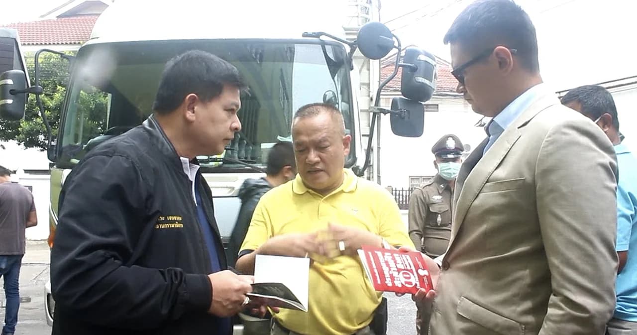 ตำรวจสกัดยึดหนังสือคำปราศรัย 10 สิงหา ไม่ให้ไปแจกสถานที่ชุมนุม