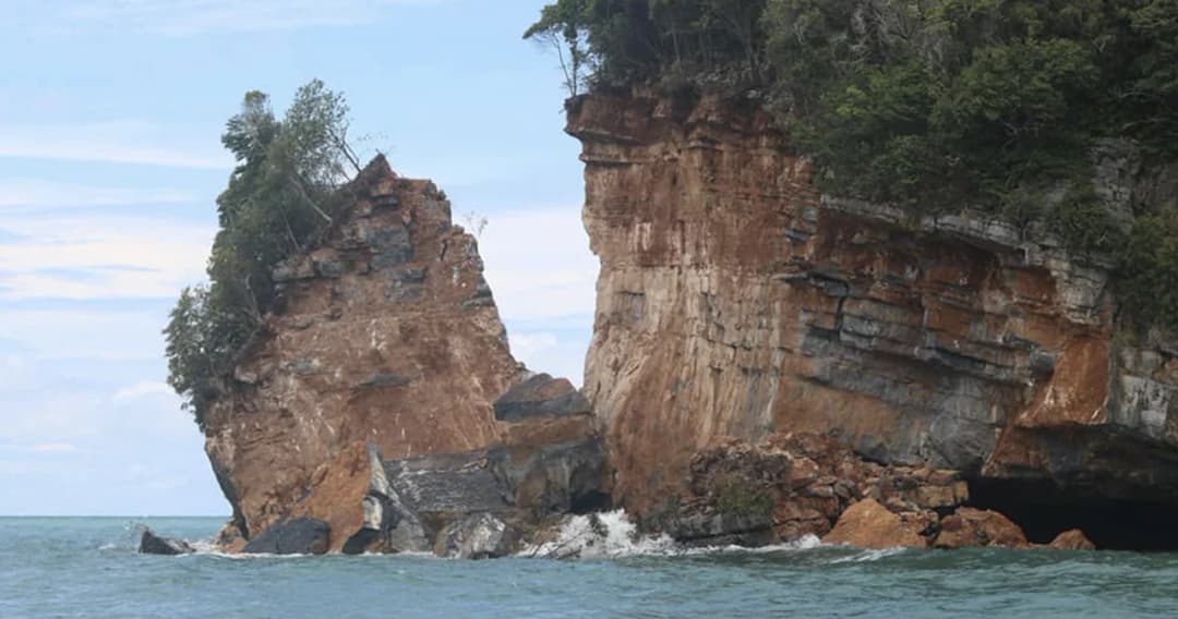 พายุ ‘โนอึล’ ทำคลื่นลมแรง ผาหินปูนหมู่เกาะอ่างทองถล่ม