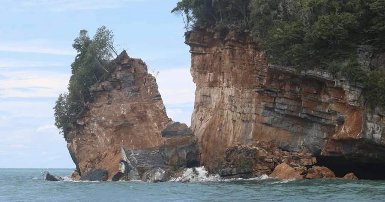 พายุ ‘โนอึล’ ทำคลื่นลมแรง ผาหินปูนหมู่เกาะอ่างทองถล่ม