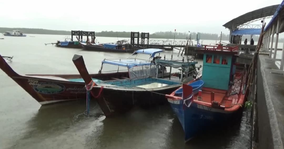 พิษพายุโนอึล ตรังงดเรือโดยสารชั่วคราว ปักธงแดงห้ามลงเล่นน้ำ
