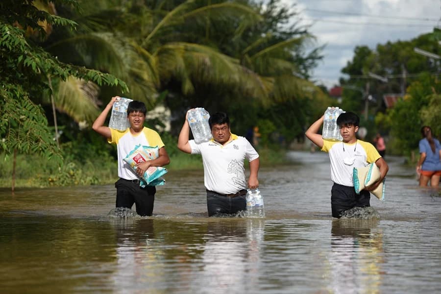สิงห์อาสาช่วยเหลือผู้ประสบภัยพายุ “โนอึล” มอบน้ำสิงห์-ข้าวพันดีบรรเทาทุกข์