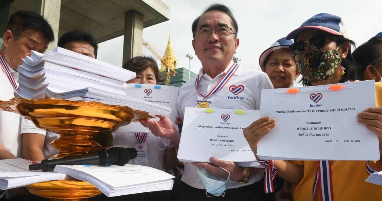 รัฐสภาประชุมร่วมแก้ไขรัฐธรรมนูญ ‘ไทยภักดี’ หอบ 130,000 รายชื่อค้าน