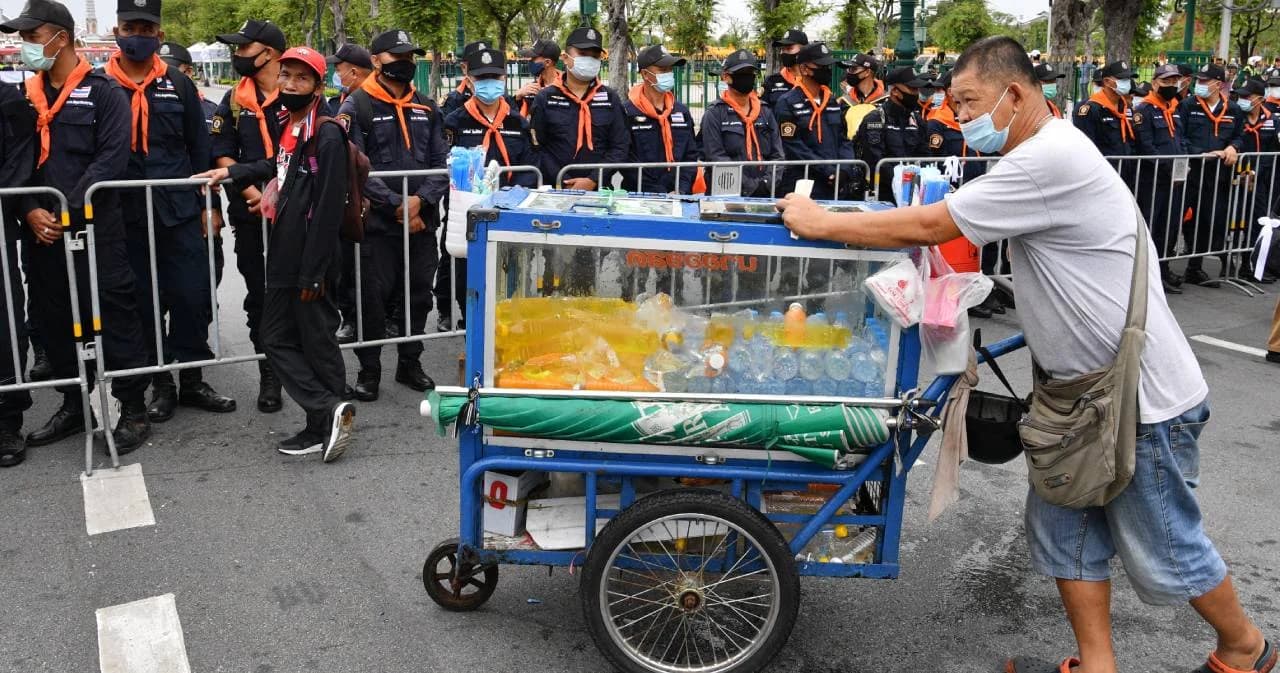 สำรวจปากท้องรอบการชุมนุม ช่วยต่อชีวิตการค้าขาย ในช่วงเศรษฐกิจซบเซา