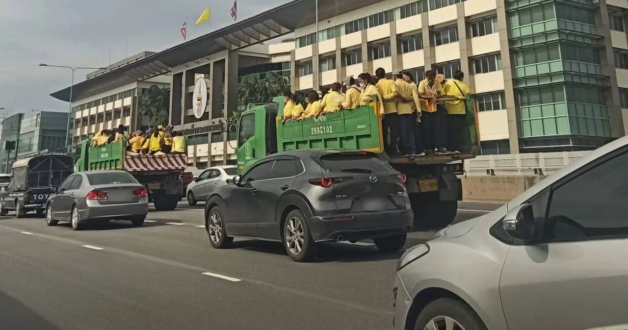 กทพ. เอาผิดรถกทม. 6 คัน บรรทุกคนเสื้อเหลืองใช้ทางด่วนชี้ผิดระเบียบการใช้ทางพิเศษ