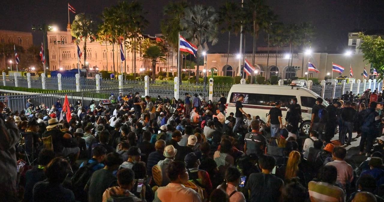 4 ชม.คณะราษฎรเคลื่อนถึงทำเนียบฯ แกนนำประกาศปักหลักจนกว่า “พล.อ.ประยุทธ์” จะลาออก