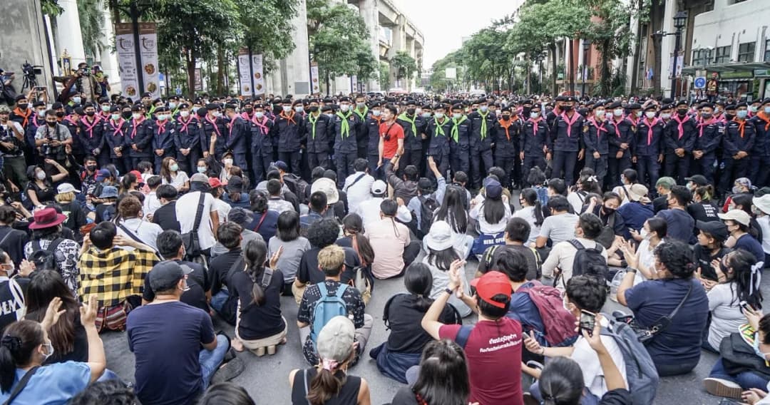 คณะราษฎรออกแถลงการณ์ ประณามเหตุการสลายชุมนุม ยืนยันจัดชุมนุมต่อ