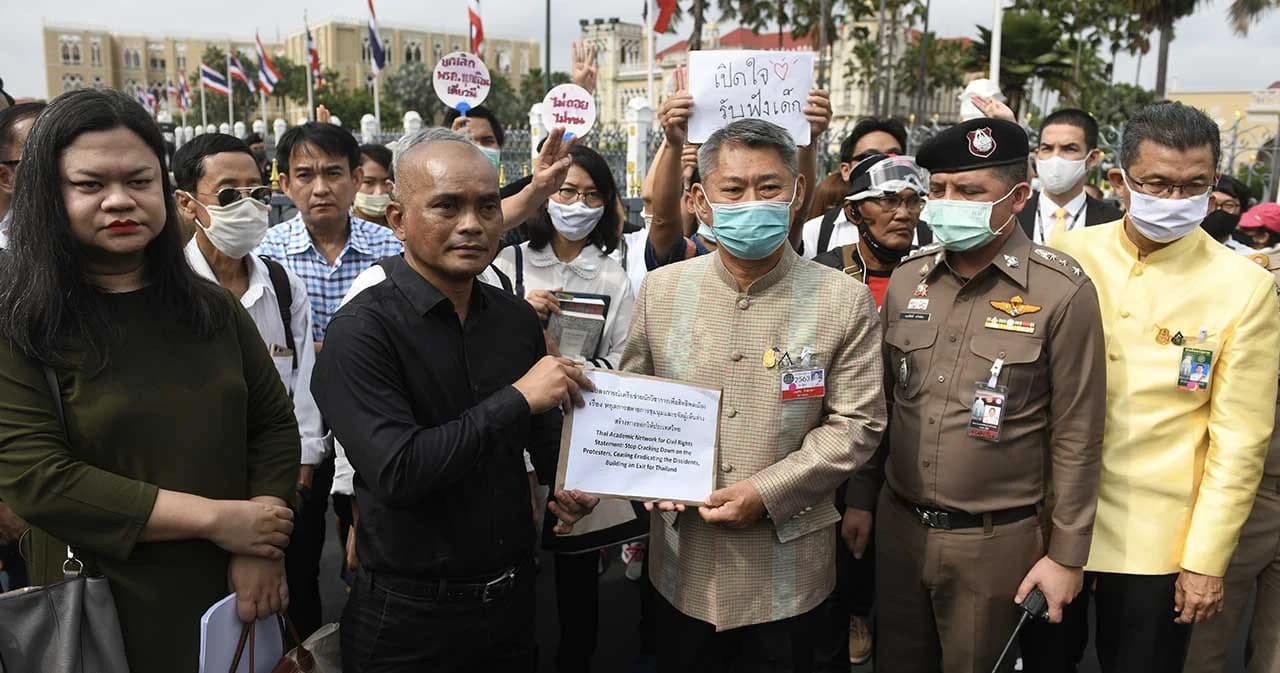 คนส.ยื่น 1,118 รายชื่อนักวิชาการ และ 3 ข้อเรียกร้องต่อรัฐบาล