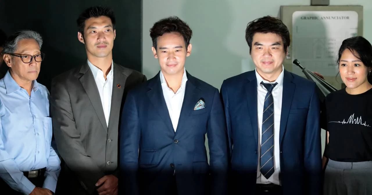 ศาลรับฟ้องคดีแฟลชม็อบ พร้อมปล่อยตัวชั่วคราว ‘ธนาธร’ กับพวก