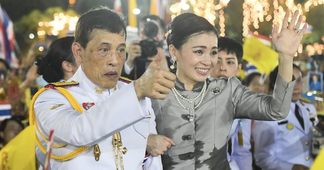 ในหลวง-พระราชินี พระราชทานเงินที่ประชาชนถวายแก่โรงพยาบาลจุฬาฯ