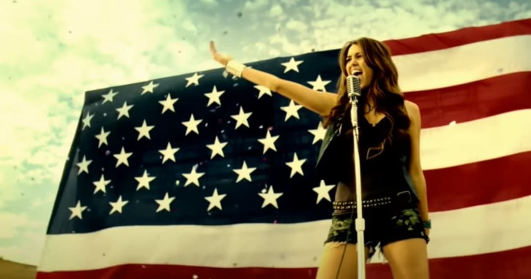 ไมลีย์ ไซรัส ภาพจาก YouTube เพลง Miley Cyrus - Party In The U.S.A. ช่อง HollywoodRecordsVEVO