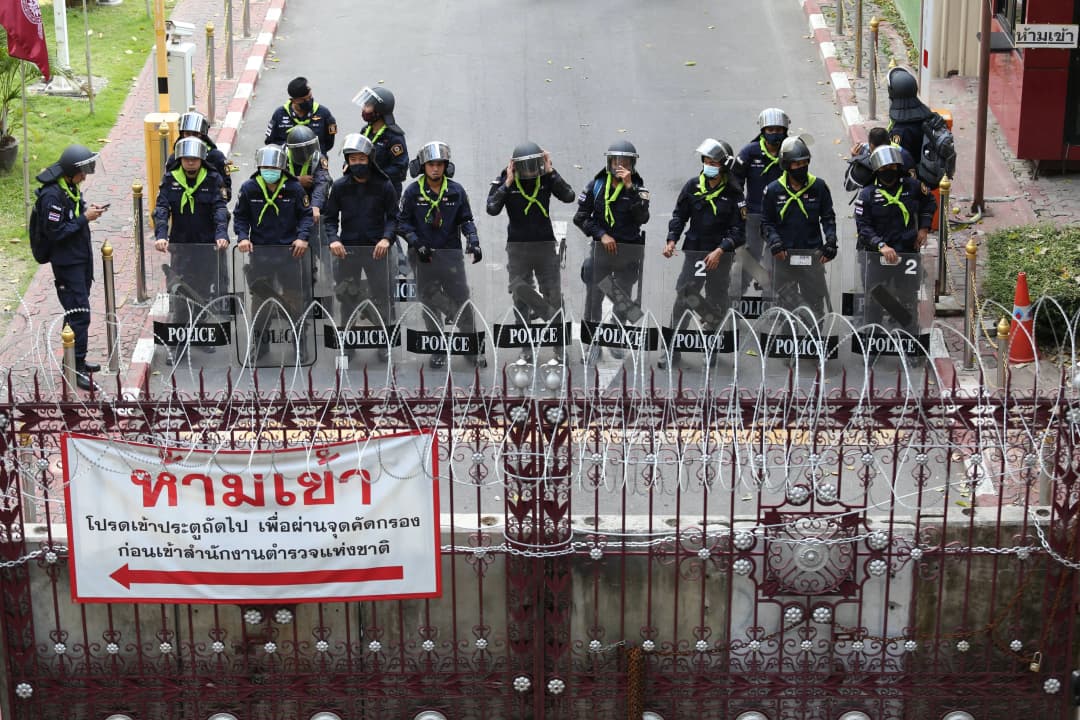 ตร.ตั้งตู้คอนเทนเนอร์-รั้วลดหนามหีบเพลง แนะปชช.เลี่ยงเส้นทางชุมนุมหลายจุด