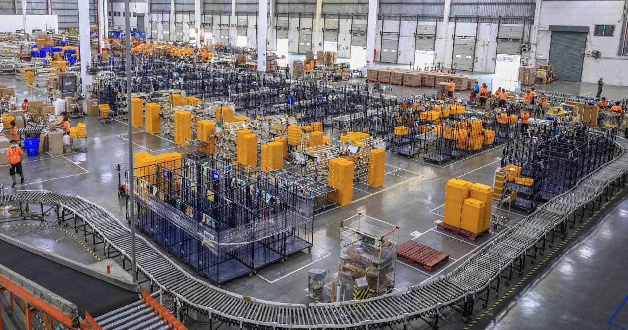 เปิดคลังสินค้า Lazada ย่านบางพลี ขนาดเท่า 5 สนามฟุตบอล เก็บสินค้า 50,000 รายการ