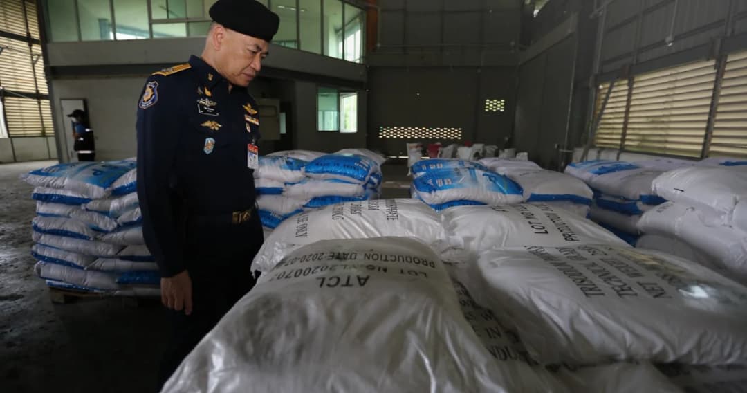 ป.ป.ส. เตรียมตรวจผงสีขาว 11.5 ตัน หลังผลตรวจล็อตแรกเป็น ‘ไตรโซเดียมฟอสเฟต’ ไม่ใช่ ‘เคตามีน’