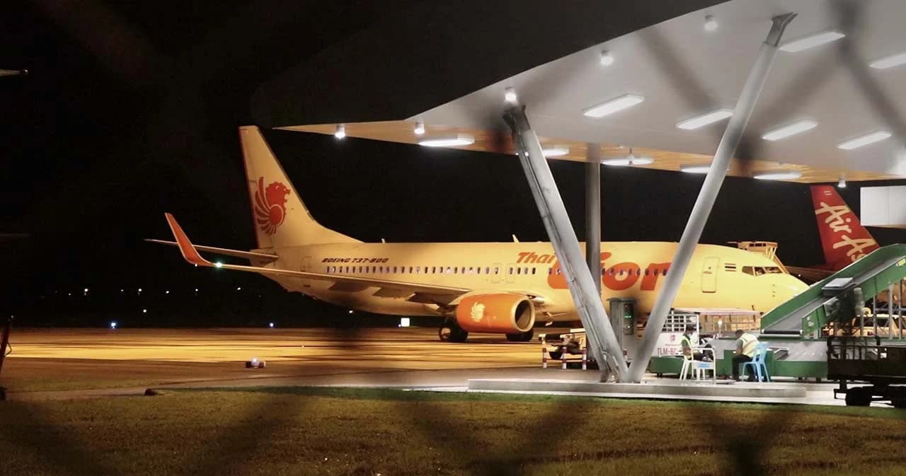 12 จังหวัดภาคใต้อ่วมฝนตกหนัก น้ำท่วมฉับพลัน จ.ตรังฝนตกหนักเครื่องบินจอดไม่ได้ ส่งผลล่าช้ากว่ากำหนด 7 ชม.