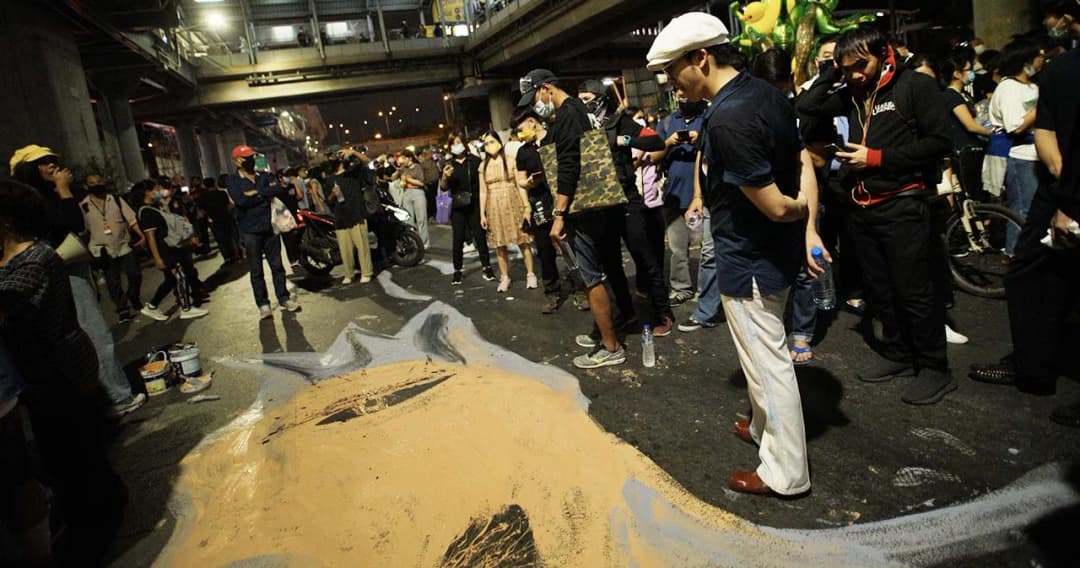 ตร.เล็งเอาผิดม็อบแยกลาดพร้าว ฉีดสีทำให้เสียทรัยพ์ ละเมิดอำนาจศาล