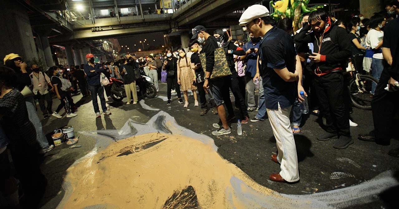 ตร.เล็งเอาผิดม็อบแยกลาดพร้าว ฉีดสีทำให้เสียทรัยพ์ ละเมิดอำนาจศาล