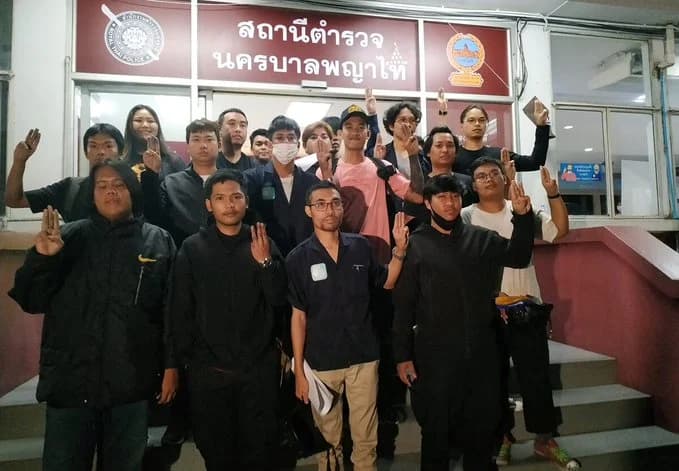 ตร.ปล่อยตัวโตโต้และการ์ด Wevo แล้ว ศูนย์ทนายฯ แจ้งวันนี้กลุ่มราษฎรจะเข้ารับทราบข้อกล่าวหาใน 3 สน.