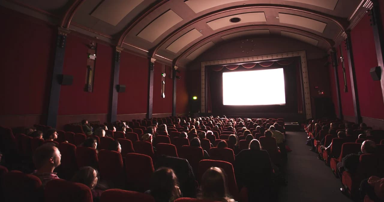 วิธีการปรับตัววงการหนังไทย หลัง “วอร์เนอร์ บราเธอร์ส” ออกนโยบายสตรีมภาพยนตร์ชนโรง