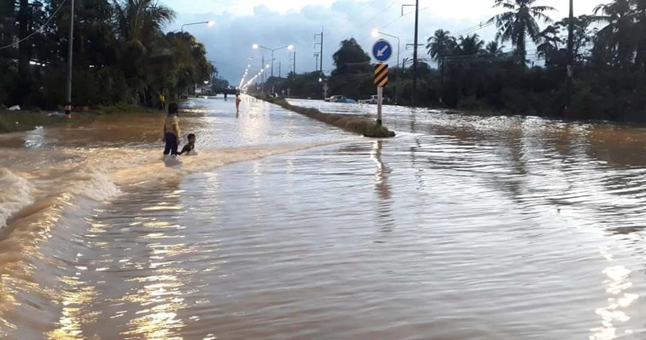 น้ำท่วม 4 จังหวัดภาคใต้กระทบ 3.7 หมื่นครอบครัวอพยพ ปชช. 7 จุด