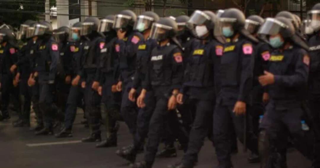 ตร.แถลงจับผู้ต้องหา ปมปาระเบิดสามย่าน หลังคุมตัวก่อนพบทนายนาน 5 ชั่วโมง