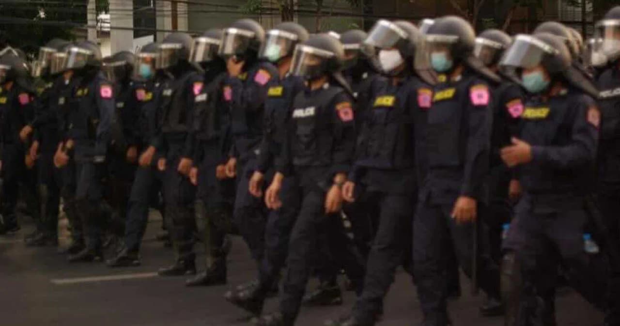 ตร.แถลงจับผู้ต้องหา ปมปาระเบิดสามย่าน หลังคุมตัวก่อนพบทนายนาน 5 ชั่วโมง