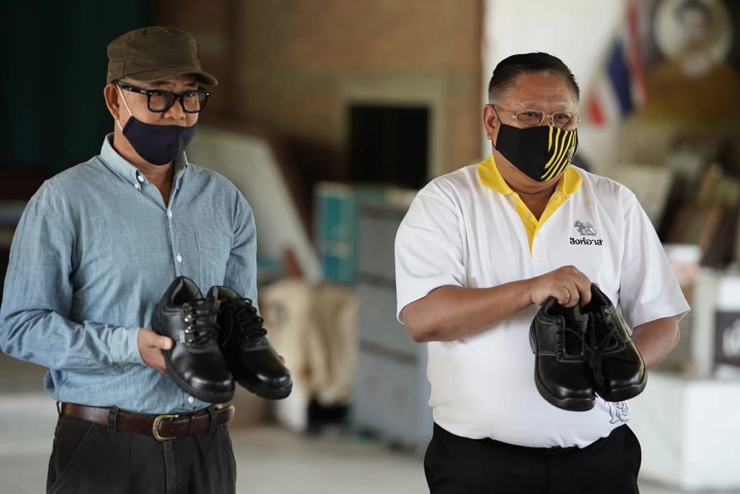 บุญรอดฯ ส่งต่อความห่วงใย มอบรองเท้าจากโรงงานในเครือฯ สู่แนวหน้าอาสาสมัครดับไฟป่าที่จ.เชียงใหม่