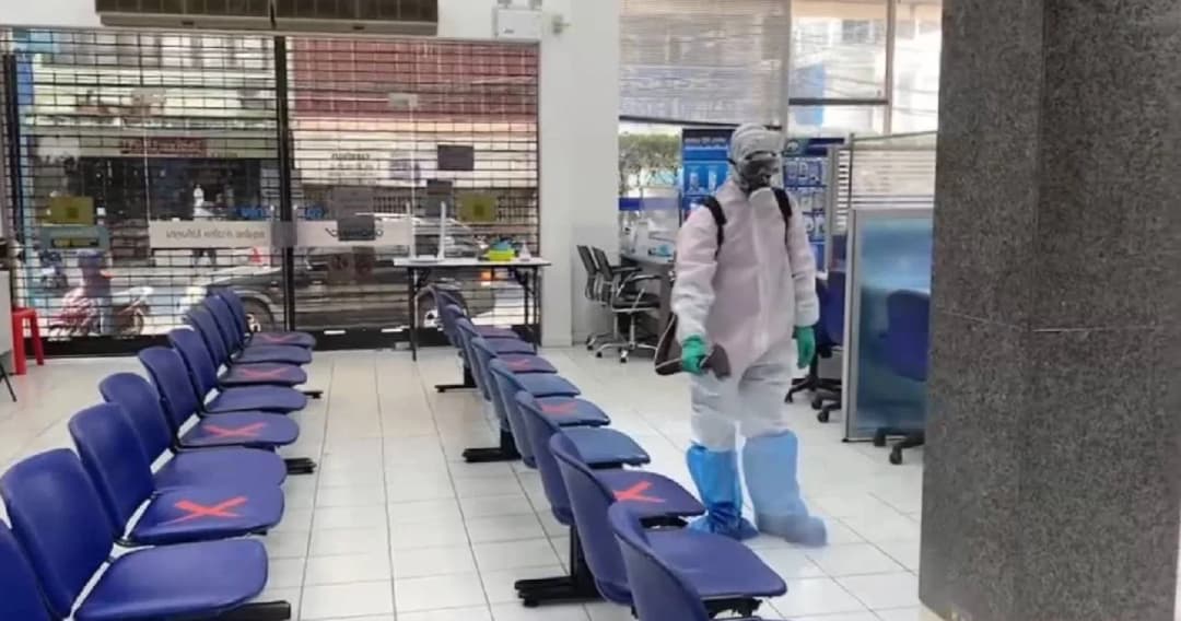 เร่งพ่นยาฆ่าเชื้อ ธ.กรุงไทยอ่างทอง หลังพบยายวัย 83 ปี ติดโควิด-19 เข้าใช้บริการยืนยันสิทธิ์เราชนะ