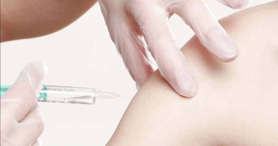 กรมควบคุมโรค เผยการเฝ้าระวังอาการ หลังฉีดวัคซีนโควิด 30 นาที มีความจำเป็น แม้วัคซีนจะปลอดภัย