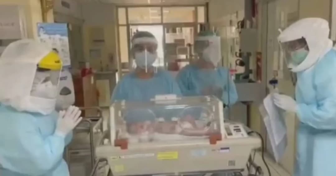 กรมการแพทย์ เผยข่าวดี รักษาทารกอายุ 5 วัน ติดโควิด-19 หายแล้ว ส่งกลับอ้อมกอดพ่อแม่