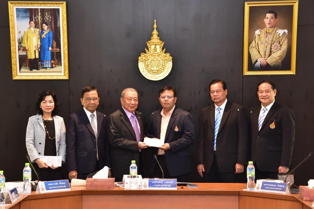 ชุมพล มอบทุนกว่า 1 ล้านบาทอุ้ม นศ.-ผู้ปกครองสู้พิษโควิด