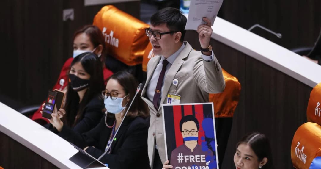 ส.ส.ก้าวไกล ชูภาพแกนนำคณะราษฎรที่ถูกขังกลางสภาฯ ส.ว.ประท้วง ขอประธานวินิจฉัย