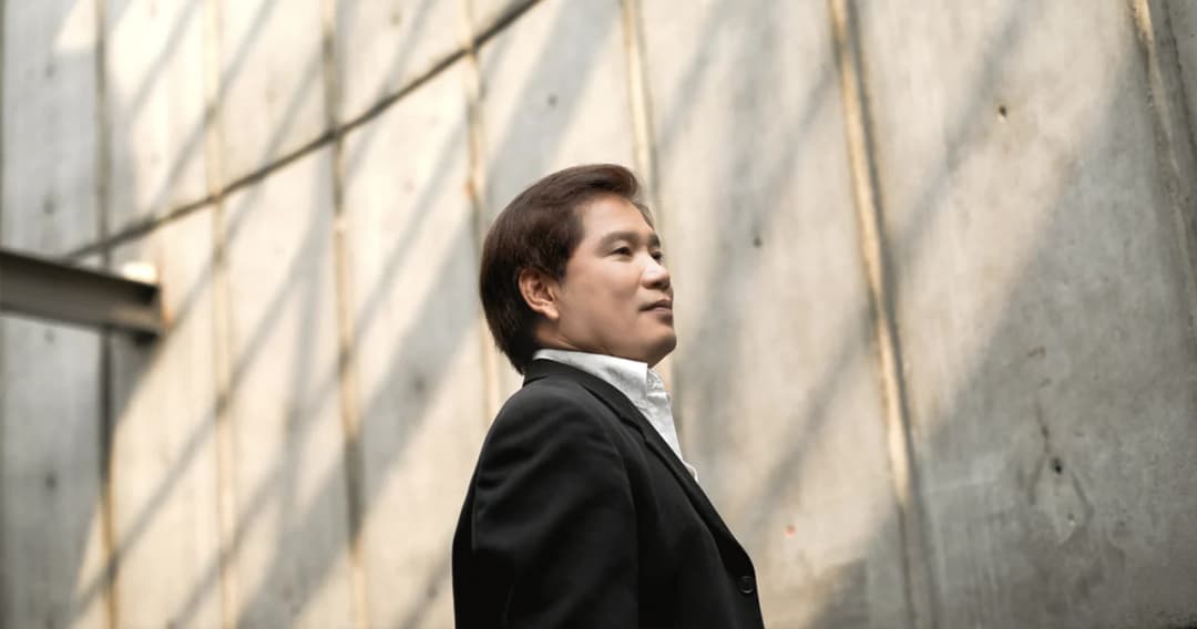 ‘โช้ย จักรพัฒน์’ คนดนตรีคู่ใจของ ‘ประภาส’ จากเบื้องหลังสู่เบื้องหน้าใน ‘เพลงเอกนอกรอบ’