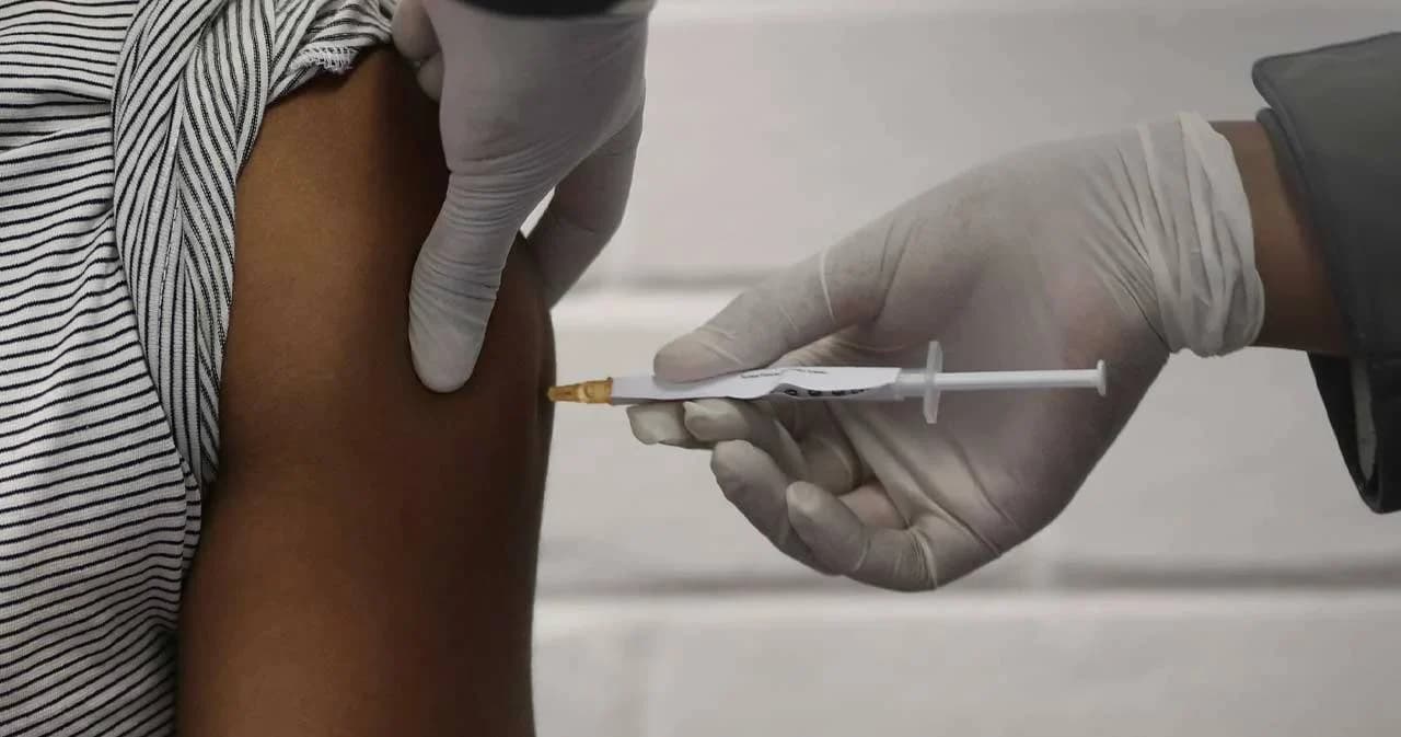 สธ. เผยยอดฉีดวัคซีนโควิด-19 ครบ 2 เข็ม แล้ว 5,862 ราย ยอดรวมการฉีดเกือบแสนโดส