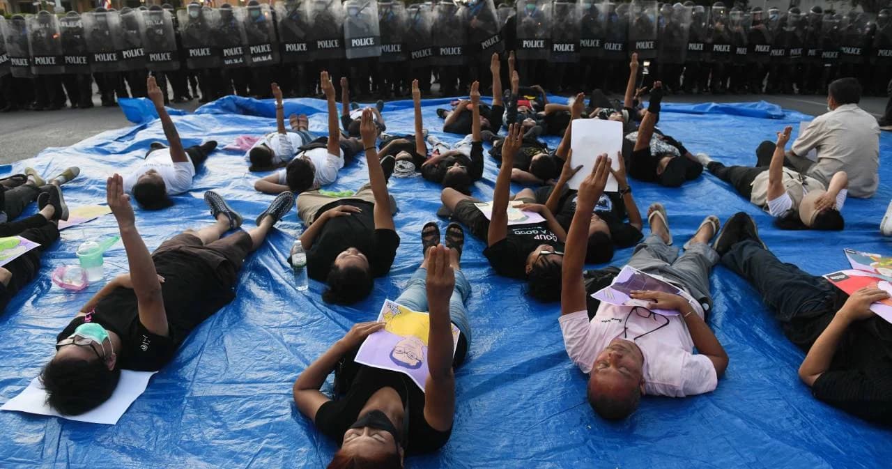 เจ้าหน้าที่เข้าสลายการชุมนุม ‘หมู่บ้านทะลุฟ้า’ รอบ 2 ช่วงเย็น ยึดพื้นที่คืน พร้อมคุมตัวผู้ชุมนุม