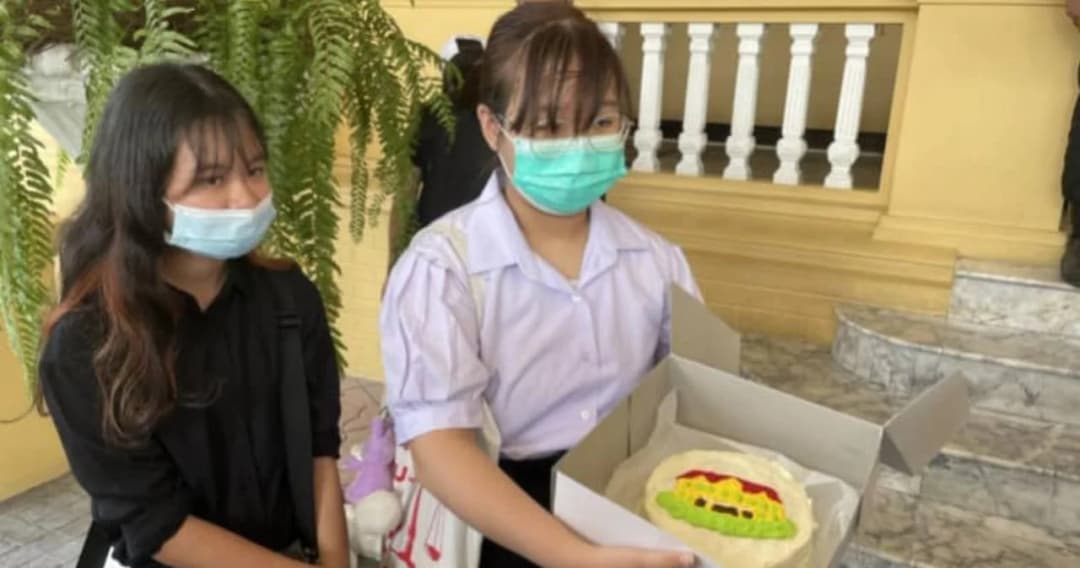 ‘นักเรียนเลว’ มอบเค้กยินดี ‘ตรีนุช’ รมว.ศึกษาฯ คนใหม่ เข้าทำงานวันแรก