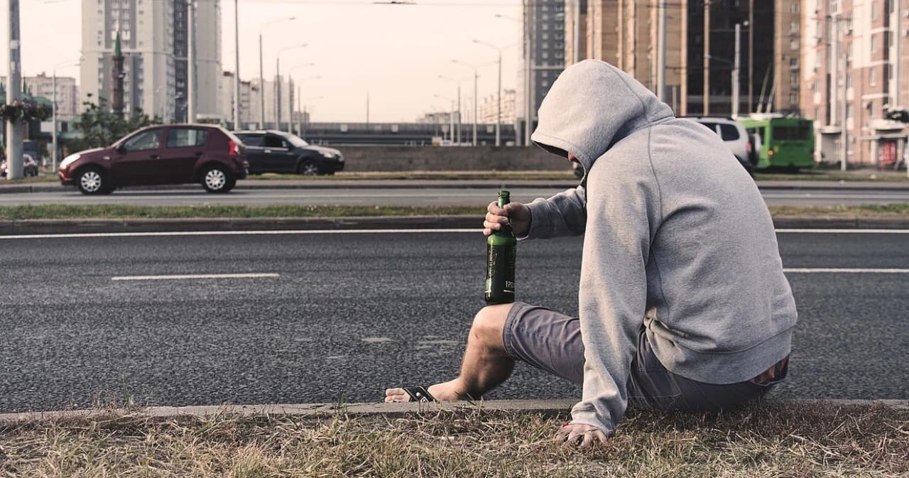 สธ.ห้ามขายแอลกอฮอล์ให้เด็กอายุต่ำกว่า 20 ปี เล็งนำเข้า 2 ตัวยาช่วยบำบัดรักษาคนติดสุรา