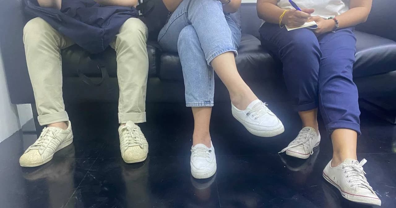 สำนักโฆษกฯ แจงนักข่าวสาวนั่งไขว่ห้าง ถูกสั่งห้ามเข้าทำเนียบ เพราะเผยแพร่ข้อมูลเท็จจนเสียหาย