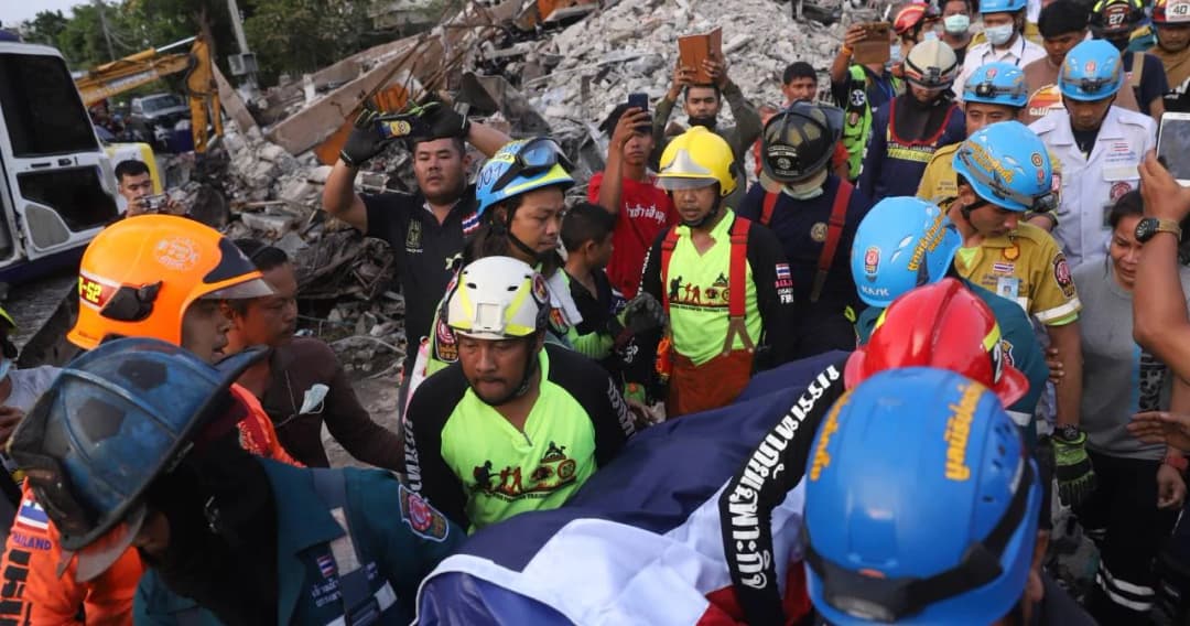 กทม. สรุปเหตุเพลิงไหม้อาคารถล่ม ล่าสุด กู้ร่างผู้เสียชีวิตออกมาครบทั้ง 5 ราย สั่งตรวจสอบสาเหตุ