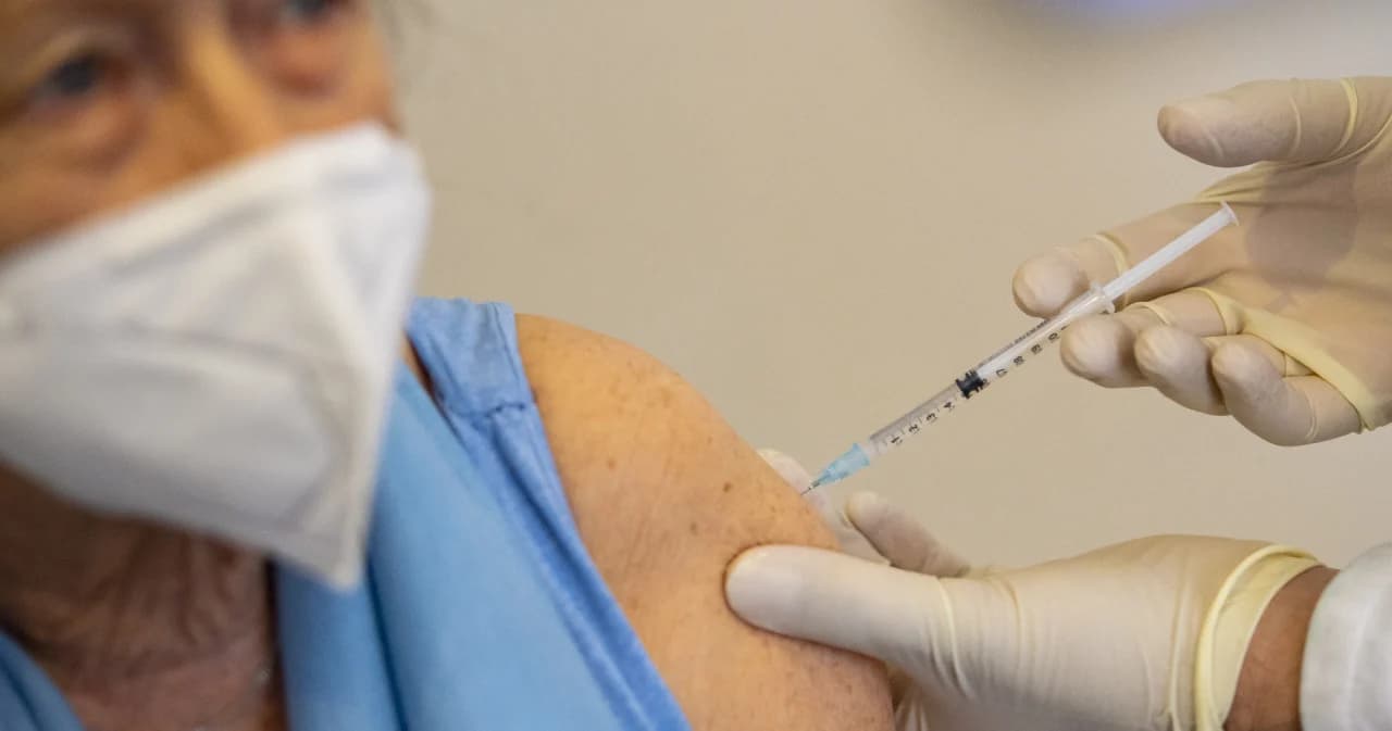 ไทยติดโควิด-19 เสียชีวิต 2 ราย ป่วยเพิ่มอีก 1,458 ราย ศบค.ยันผลข้างเคียงฉีดวัคซีนไม่ใช่อัมพฤกษ์