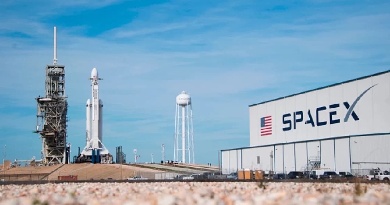 นาซาเลือก ‘สเปซเอ็กซ์’ ร่วมภารกิจพามนุษย์กลับไปเหยียบดวงจันทร์