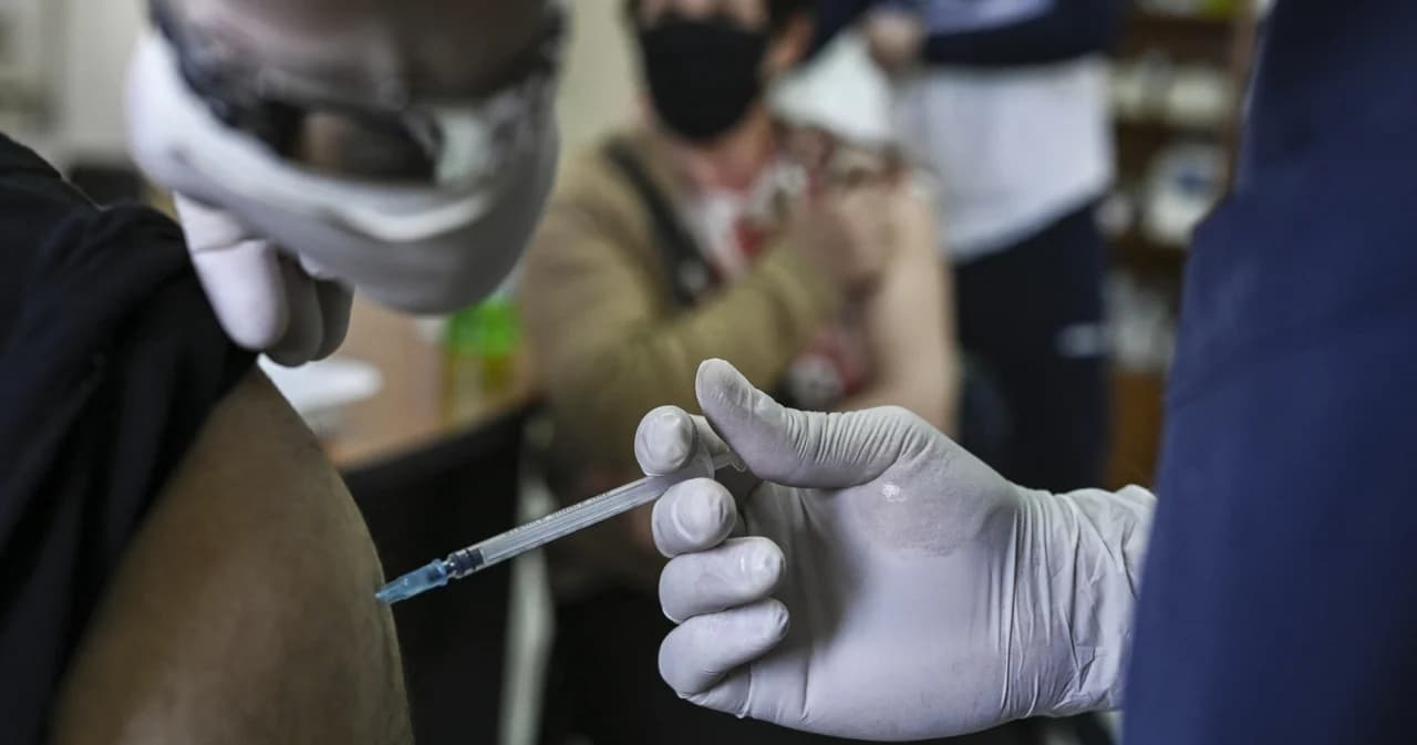 ผลศึกษาชี้ฉีดวัคซีนแอสตร้าเซนเนก้าหรือไฟเซอร์เข็มเดียว มีประสิทธิภาพกันโควิด 65%