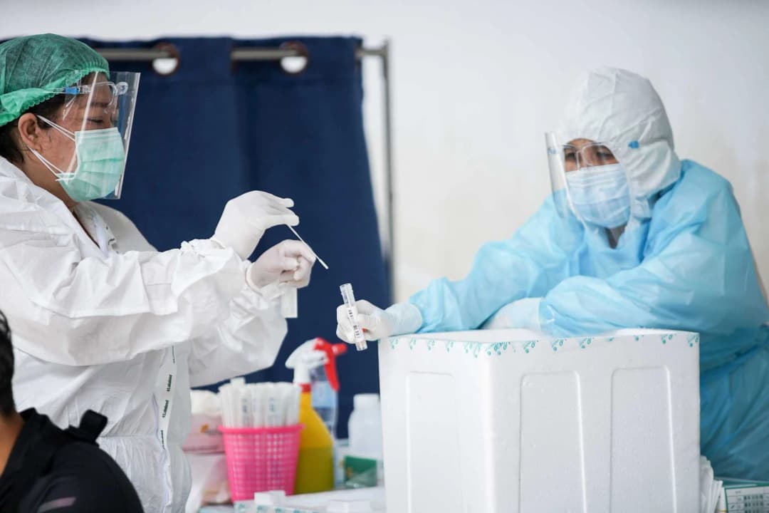 ชุมชนคลองเตยใช้พื้นที่วัดเป็นศูนย์พักคอยสู้โควิด-19 ตัดวงจรระบาดชุมชนแออัด