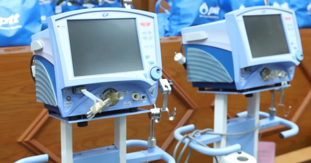 กลุ่ม ปตท. ตั้งโครงการ ‘ลมหายใจเดียวกัน’ มอบ ‘เครื่องช่วยหายใจ’ กว่า 300 เครื่อง พร้อมออกซิเจนแก่ รพ.ทั่วประเทศ