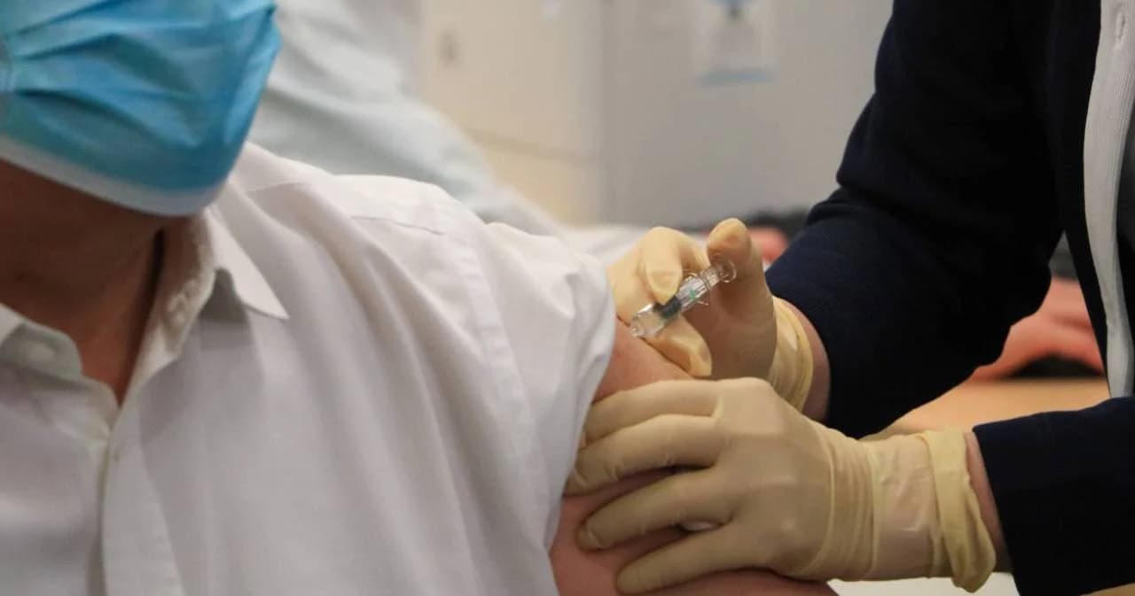 ‘ส.ว.’ เสนอล็อกดาวน์ พื้นที่คุมยาก เร่งฉีดวัคซีน แนะรัฐออกมาตรการคนฉีด-ไม่ฉีด