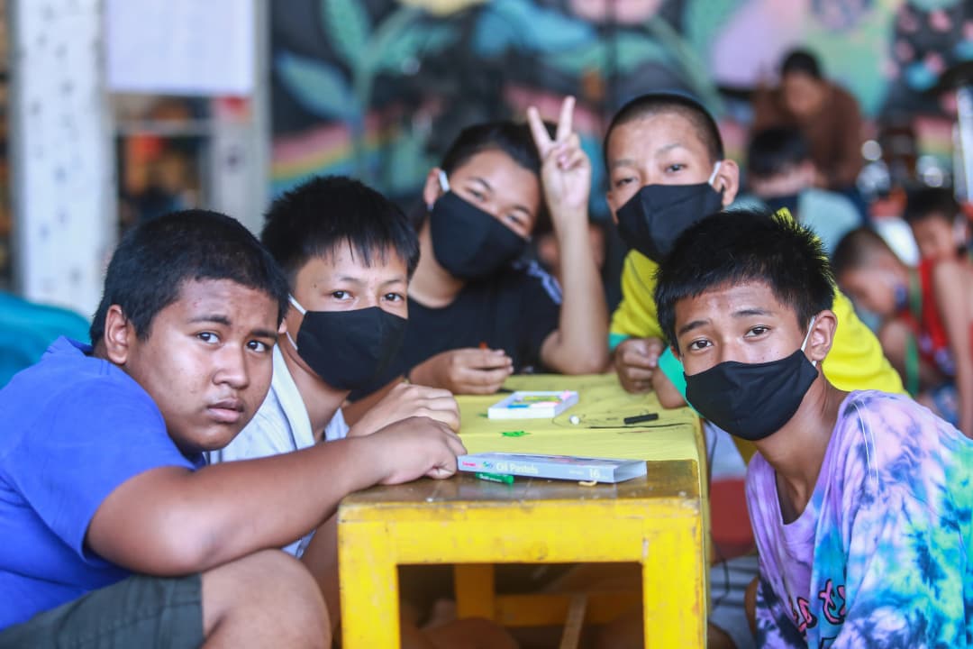 เยาวชนนอกระบบอาสาช่วยชุมชนคลองเตยสู้ภัยโควิด-19