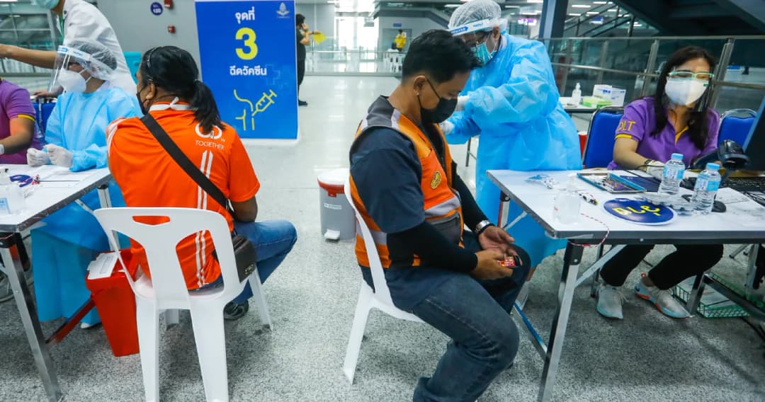 ฉีดวัคซีนป้องกันโควิด-19 ผู้ให้บริการขนส่งสาธารณะวันแรก 4,000 คน