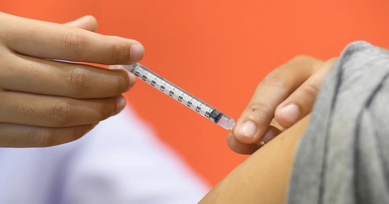 สธ. แจงเลื่อนนัดฉีดวัคซีนแอสตร้าเซนเนก้าเข็ม 2 ออกไป เพราะฉีดห่าง 16 สัปดาห์ได้ผลดีกว่า